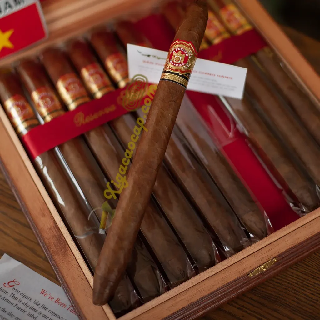 Điếu xì gà Hemingway Masterpiece nằm trong hộp gỗ tuyết tùng Arturo Fuente